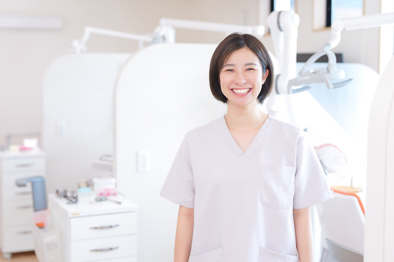 笑顔で患者様を迎える歯科医師の女性