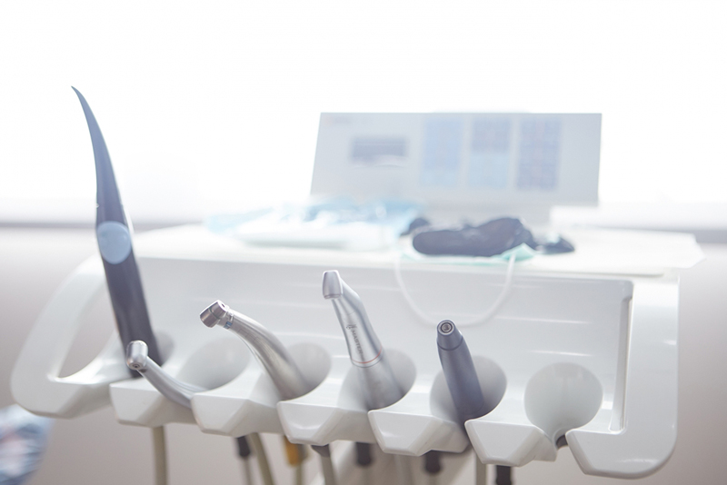 痛みを抑えた治療のための最新の歯科治療器具